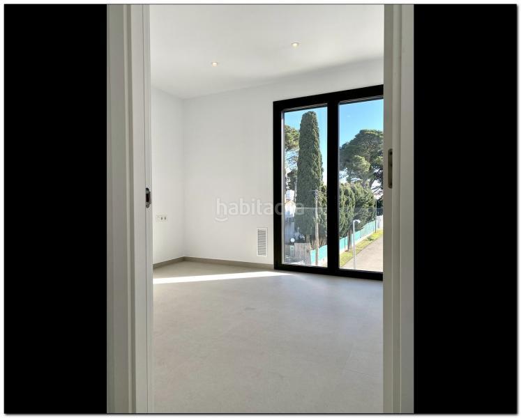 Foto cfbf84df-a0a1-4f7b-9b8b-e0e533e191df. Chalet magnífica casa de obra nueva con piscina y jacuzzi en Empuriabrava