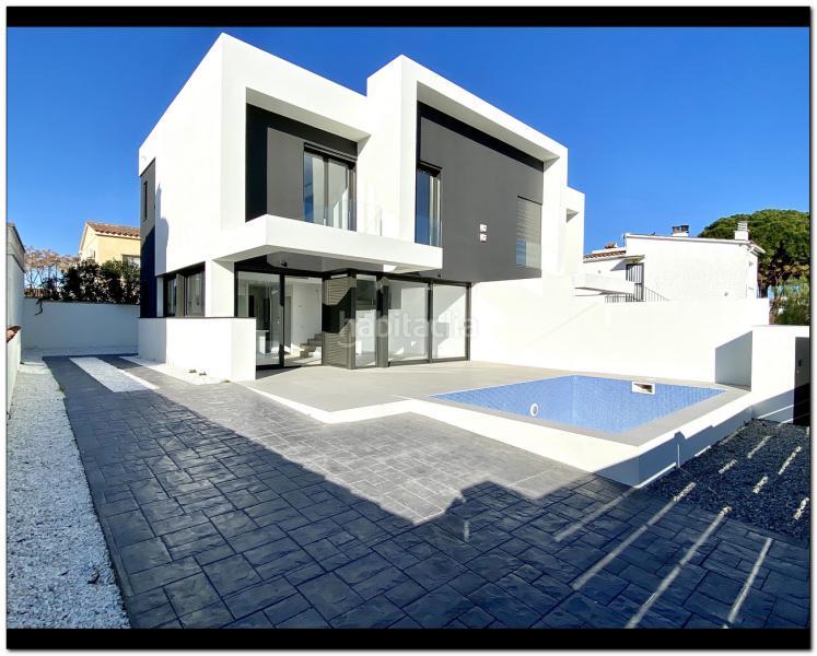 Foto d389e758-3b79-4909-a6eb-2914b04ad615. Chalet magnífica casa de obra nueva con piscina y jacuzzi en Empuriabrava