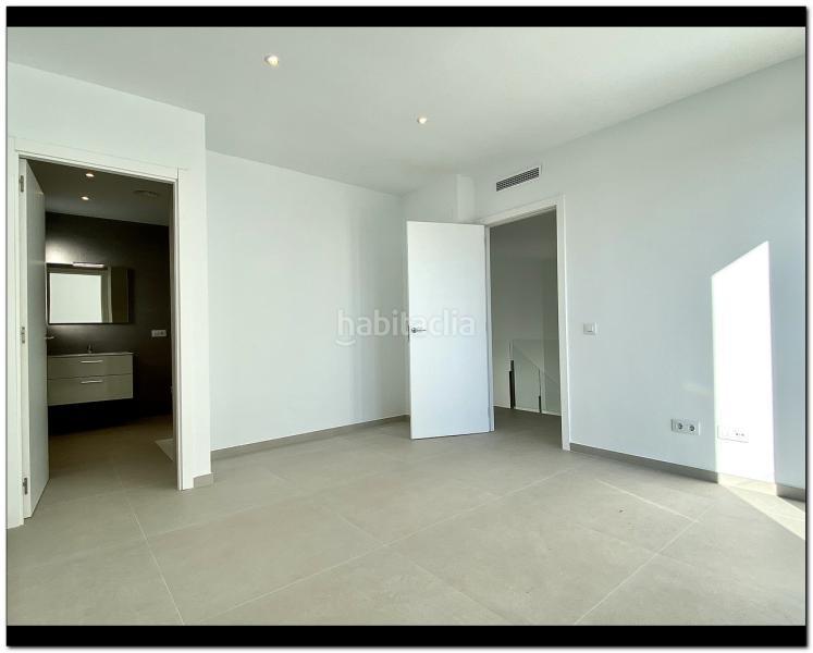 Foto def363fa-3efa-4916-b3f0-cfcdb1ffede5. Chalet magnífica casa de obra nueva con piscina y jacuzzi en Empuriabrava