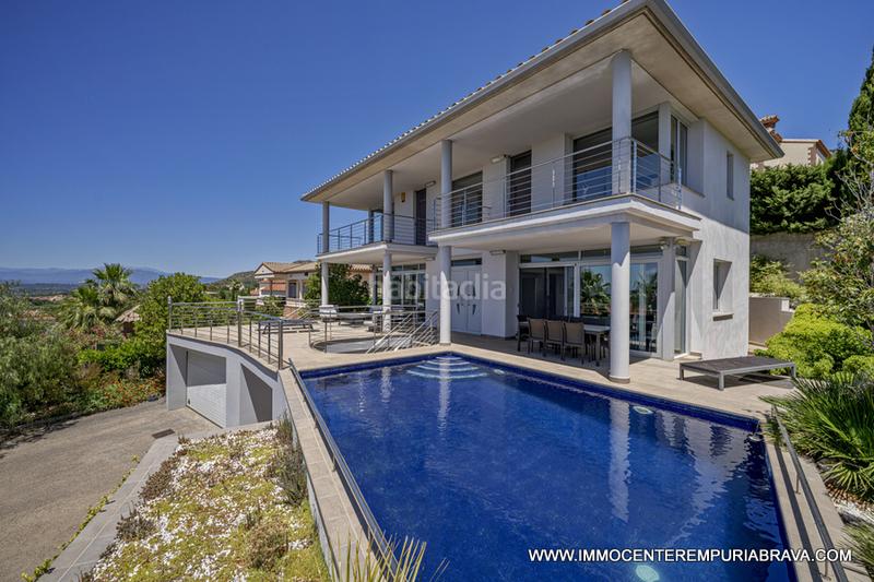 Foto f1b72a59-b57a-4e03-9030-71f6c744ad03. Chalet sublime villa de lujo situada en un entorno privilegiado en Empuriabrava