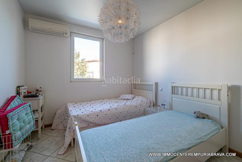Foto 0f9e28d4-28af-4483-86ef-b6ba746f6735. Chalet preciosa casa con piscina cubierta en Requesens Empuriabrava