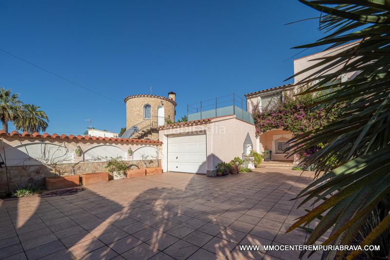 Foto 165dd995-13f9-49f1-9cc6-b6769a32bf4c. Chalet preciosa casa con piscina cubierta en Requesens Empuriabrava