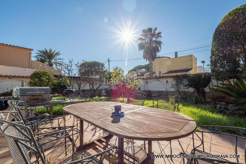 Foto 2f0f18ac-66fc-48d9-9269-00ae869348a1. Chalet preciosa casa con piscina cubierta en Requesens Empuriabrava