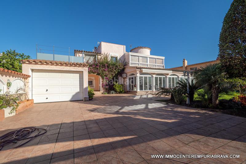 Foto 6745001b-0442-4137-8d15-9cb5c8655be3. Chalet preciosa casa con piscina cubierta en Requesens Empuriabrava
