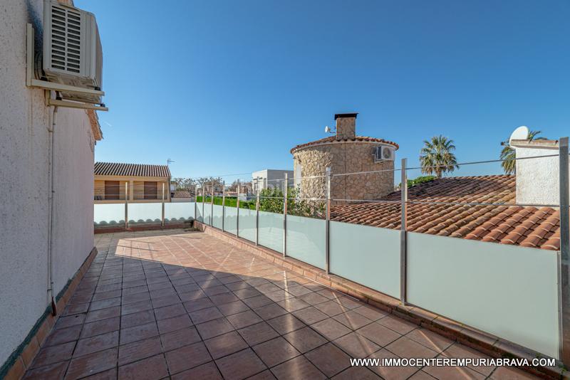 Foto f311d96f-abd9-4dd1-9284-622365d96fe8. Chalet preciosa casa con piscina cubierta en Requesens Empuriabrava
