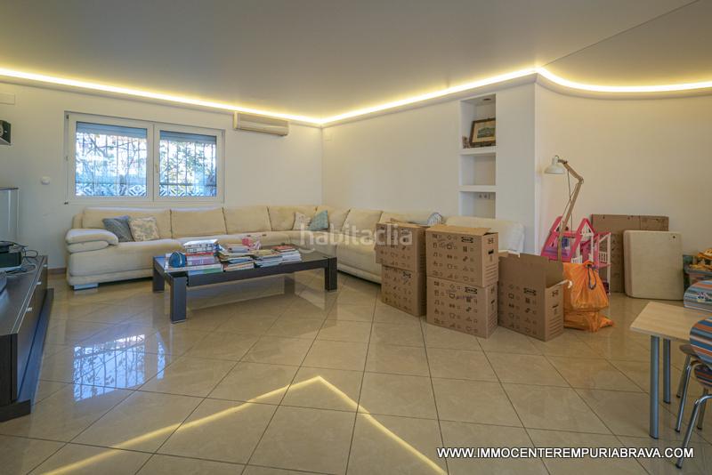 Foto fd7015ac-b424-4370-b760-fa2a6644559a. Chalet preciosa casa con piscina cubierta en Requesens Empuriabrava