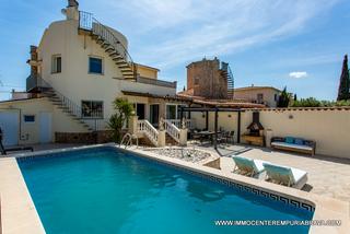 Xalet a Cap Ras - Creus - Falconera. Magnífica villa con piscina en el canal