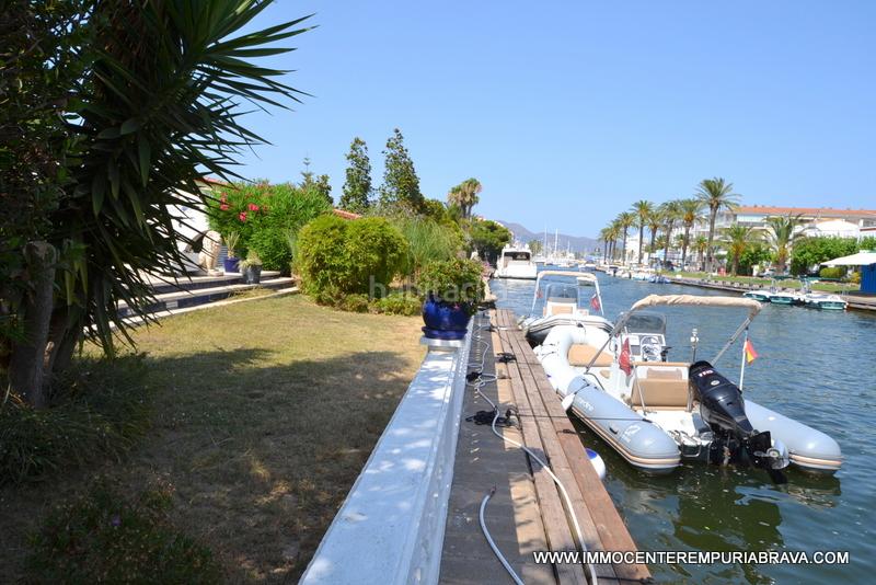 Foto 21630520-49bc-48a6-bd0b-47bffb34bf26. Chalet magnífica villa con amarre de 30 metros en Empuriabrava
