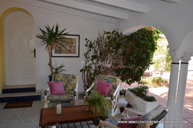 Foto 559b5b4b-493a-44bd-a8ca-06ac0c779108. Chalet magnífica villa con amarre de 30 metros en Empuriabrava