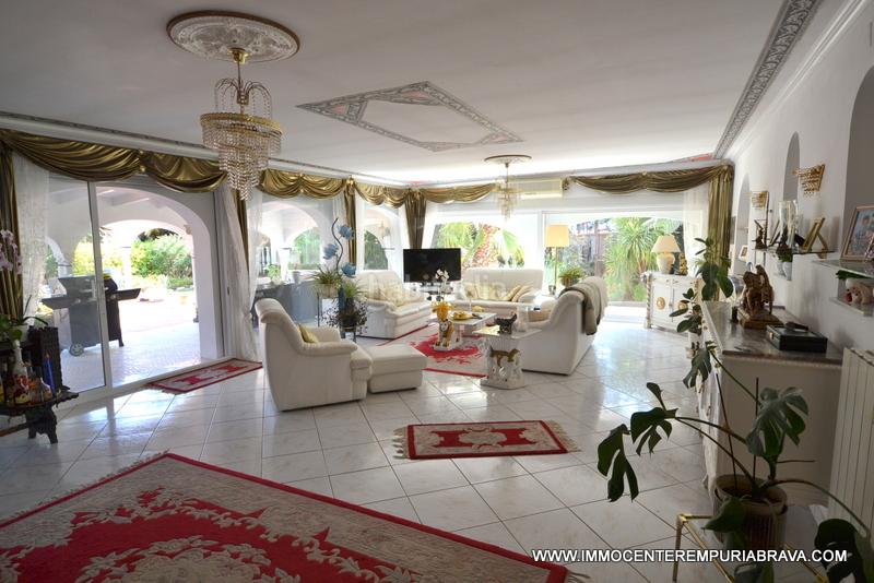 Foto bc4eef7d-28a7-4918-bfbc-6ad0d9944dde. Chalet magnífica villa con amarre de 30 metros en Empuriabrava