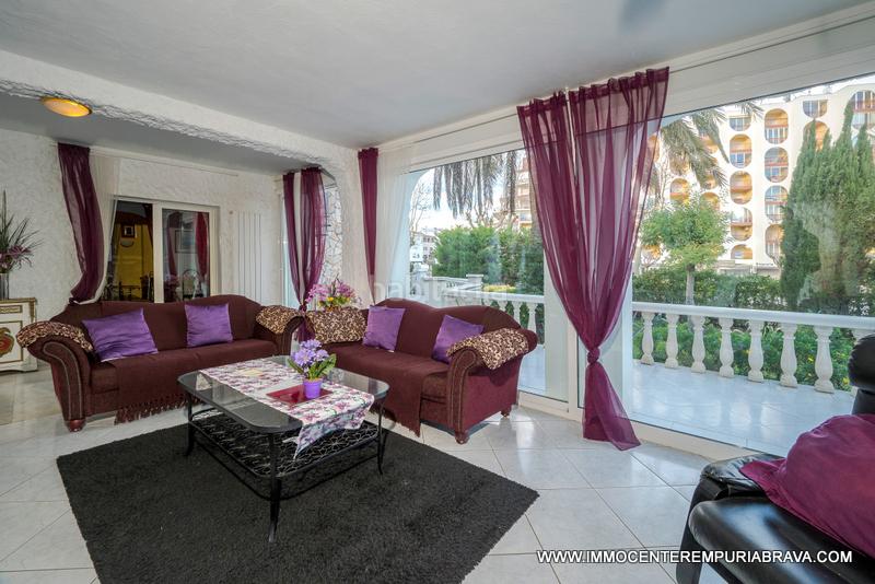 Foto 42e02335-9c36-4a1d-8c53-a04d41c155ac. Chalet villa con gran parcela cerca de la playa en Empuriabrava