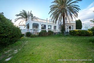 Xalet a Muga - Gran Reserva - Badia. Villa con gran parcela cerca de la playa