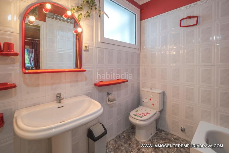 Foto e7f3fb69-0977-4be6-b496-c408693ff21a. Chalet villa con gran parcela cerca de la playa en Empuriabrava