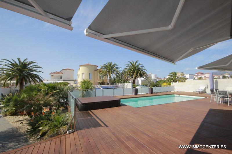 Foto 01a58d9e-165e-42dd-9523-f418ce3f3e4b. Chalet hermosa villa en el canal con piscina y amarre en Empuriabrava