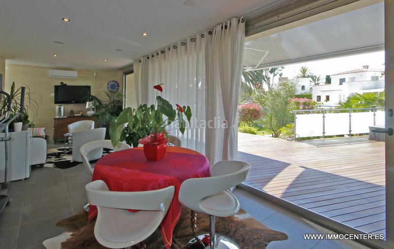 Foto 01eb2817-7ac4-4cab-b637-0dc3298da5df. Chalet hermosa villa en el canal con piscina y amarre en Empuriabrava