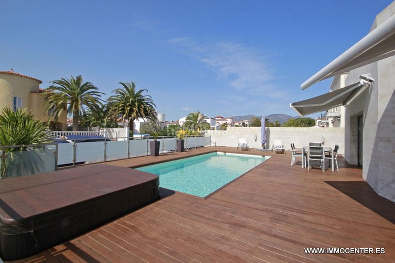 Foto 099ca425-6eac-4a26-973f-c5999c6f9448. Chalet hermosa villa en el canal con piscina y amarre en Empuriabrava