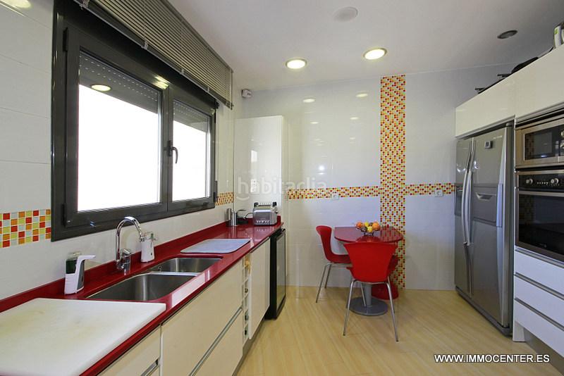Foto 3983707c-1079-44d0-bdf5-850b5045343b. Chalet hermosa villa en el canal con piscina y amarre en Empuriabrava