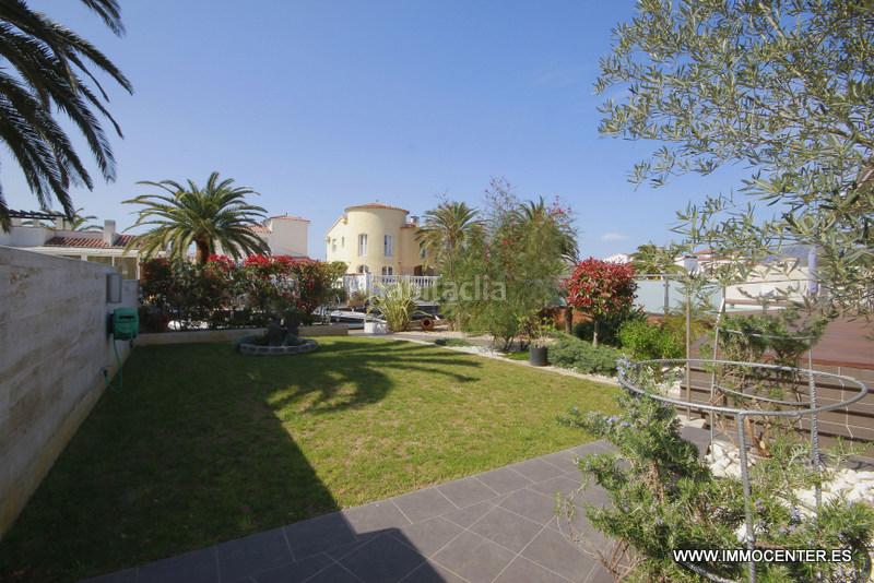 Foto 433bb5bb-7f28-4b3e-997d-8309c90504f7. Chalet hermosa villa en el canal con piscina y amarre en Empuriabrava