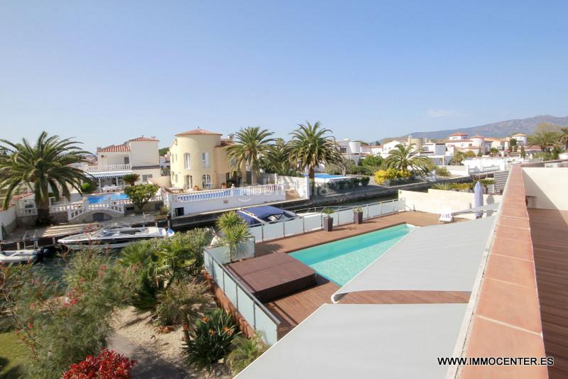 Foto 7230cbfe-9056-4a75-ba65-560cbc93adab. Chalet hermosa villa en el canal con piscina y amarre en Empuriabrava