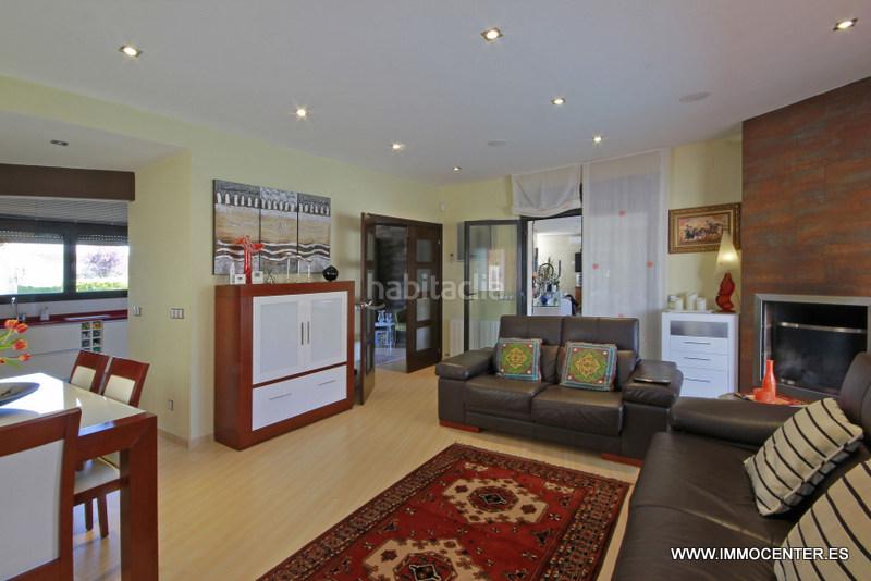 Foto 7c75387d-0e40-4472-b50f-2680f68959d9. Chalet hermosa villa en el canal con piscina y amarre en Empuriabrava