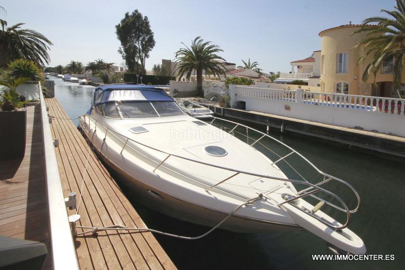 Foto 9f7a425b-7f26-445d-95d9-0ae0b7992bd9. Chalet hermosa villa en el canal con piscina y amarre en Empuriabrava