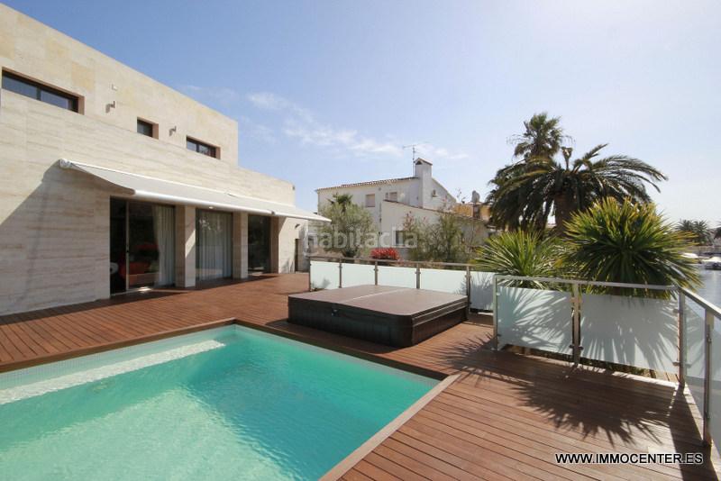 Foto b6289508-ba7e-43fd-881a-a004460aaa88. Chalet hermosa villa en el canal con piscina y amarre en Empuriabrava