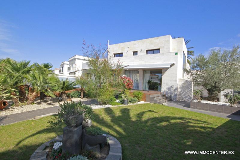 Foto d3f95c29-2454-4d4c-9479-960abd7c4e84. Chalet hermosa villa en el canal con piscina y amarre en Empuriabrava