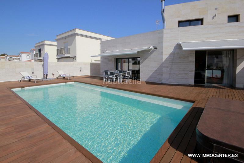 Foto d4ef1bcb-8ca1-4806-aa75-48f013874120. Chalet hermosa villa en el canal con piscina y amarre en Empuriabrava