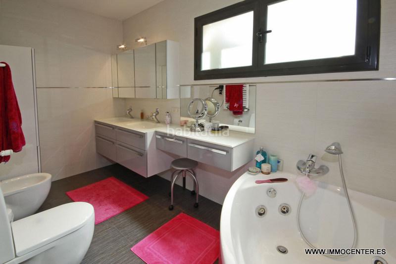 Foto ede6c0a3-967b-4536-bc6b-bfb10afcdf8f. Chalet hermosa villa en el canal con piscina y amarre en Empuriabrava