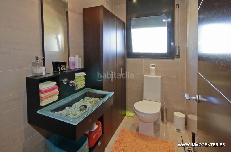 Foto f03aeea0-a3bd-4b4d-8633-ba52d0e18fa0. Chalet hermosa villa en el canal con piscina y amarre en Empuriabrava