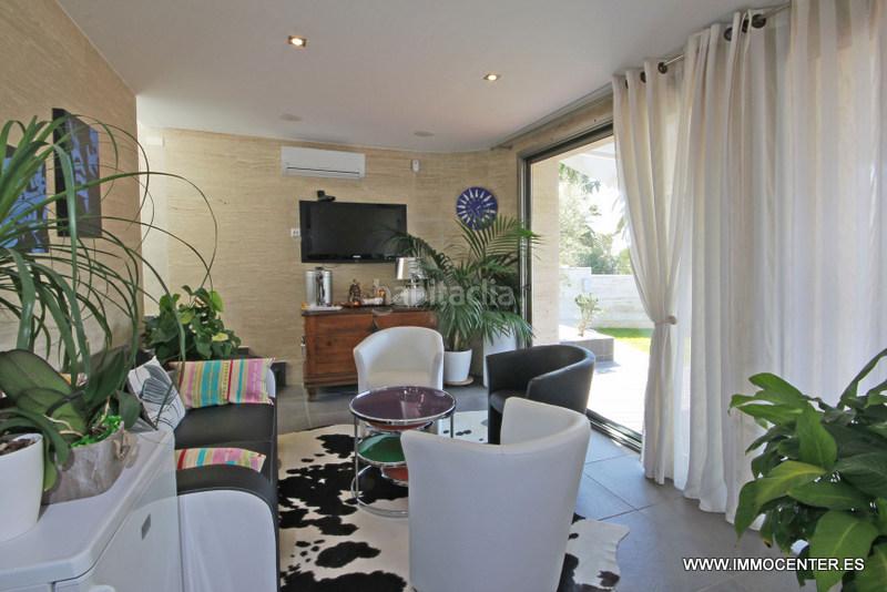 Foto f8914f1b-947e-450f-98c2-b20cc6105244. Chalet hermosa villa en el canal con piscina y amarre en Empuriabrava