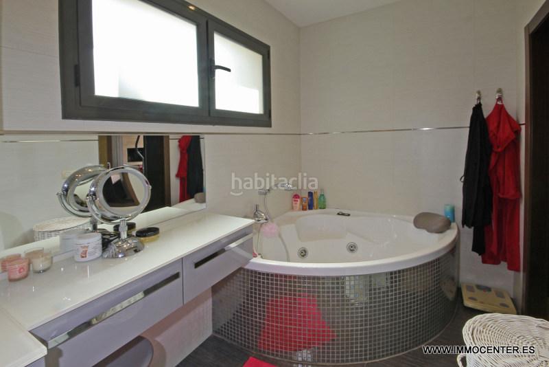 Foto fce5f86d-0922-4a63-ba66-653feb1ff87d. Chalet hermosa villa en el canal con piscina y amarre en Empuriabrava