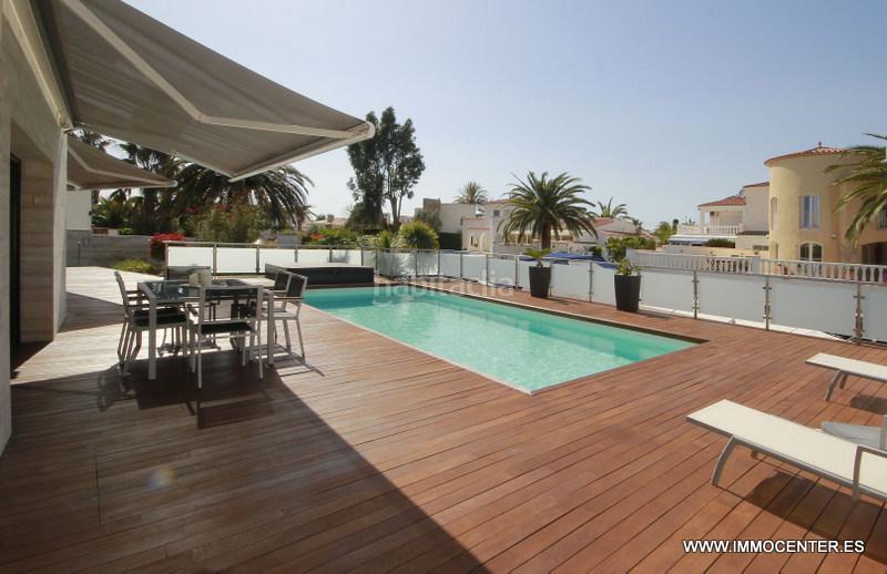 Foto fd897579-1c2a-4243-a8ca-8d3a960acba1. Chalet hermosa villa en el canal con piscina y amarre en Empuriabrava
