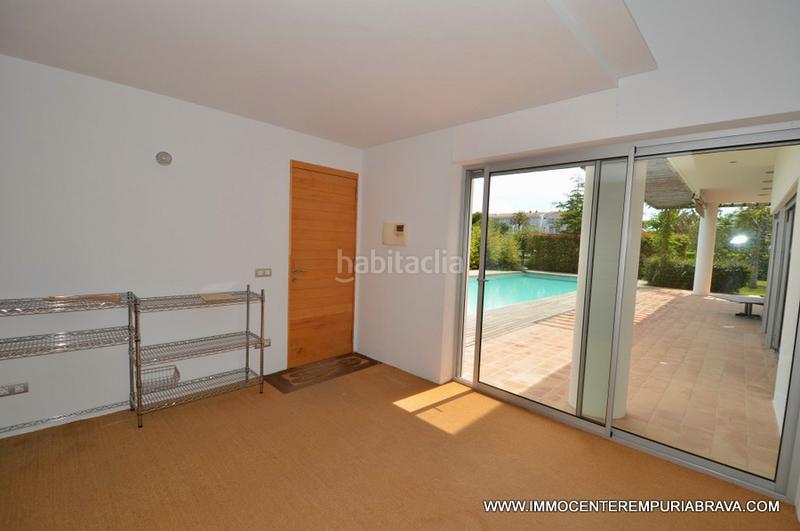 Foto 132ceec6-20c8-4391-80c0-c294ec39fa2f. Chalet exclusiva y moderna, villa de arquitecto con amarre para velero. en Empuriabrava