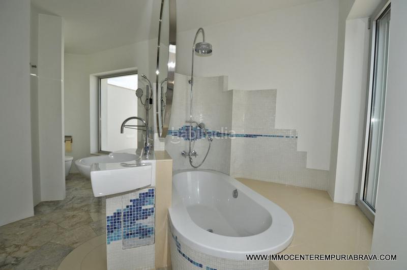 Foto 590ebe9e-a5f2-4f72-a25a-4bd0d454e088. Chalet exclusiva y moderna, villa de arquitecto con amarre para velero. en Empuriabrava