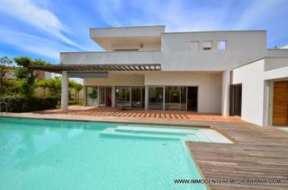 Xalet a Carmençó. Exclusiva y moderna, villa de arquitecto con amarre para velero.