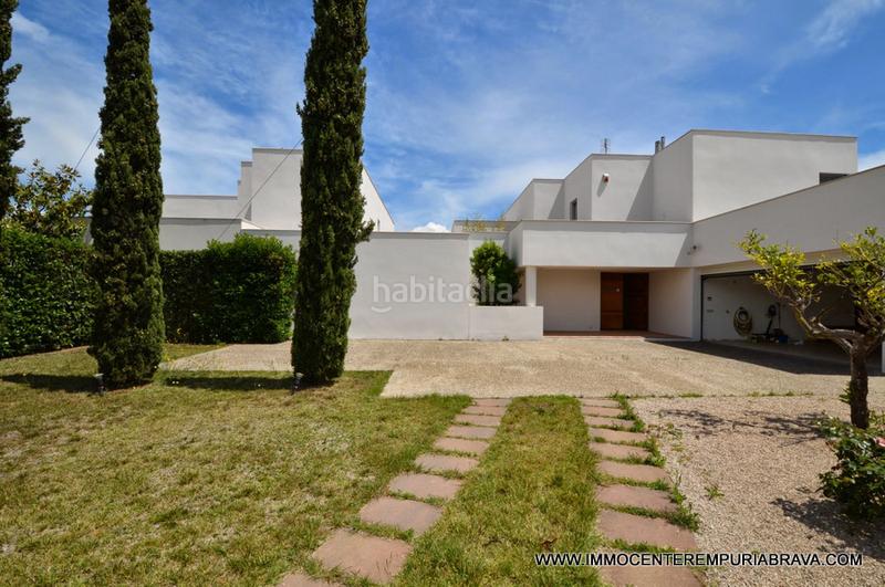 Foto 74558f59-828f-40a4-93fc-d7ec728dd323. Chalet exclusiva y moderna, villa de arquitecto con amarre para velero. en Empuriabrava