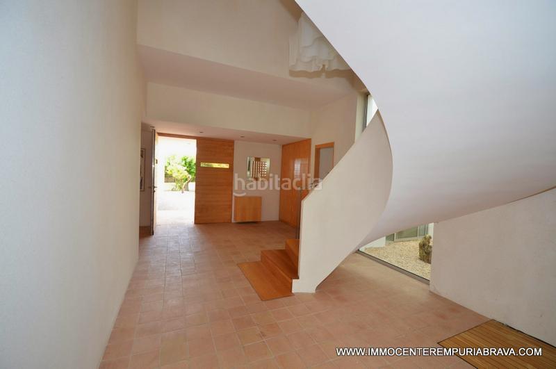 Foto cb0d3711-def9-400c-bb16-13645173c487. Chalet exclusiva y moderna, villa de arquitecto con amarre para velero. en Empuriabrava