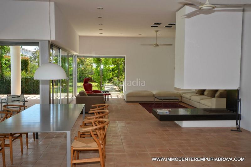 Foto d006c10c-ae88-4453-96cf-7004f89c0ae6. Chalet exclusiva y moderna, villa de arquitecto con amarre para velero. en Empuriabrava