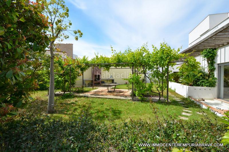 Foto da36eb75-3eaa-4dc4-a3a4-a9ac9b94e64b. Chalet exclusiva y moderna, villa de arquitecto con amarre para velero. en Empuriabrava