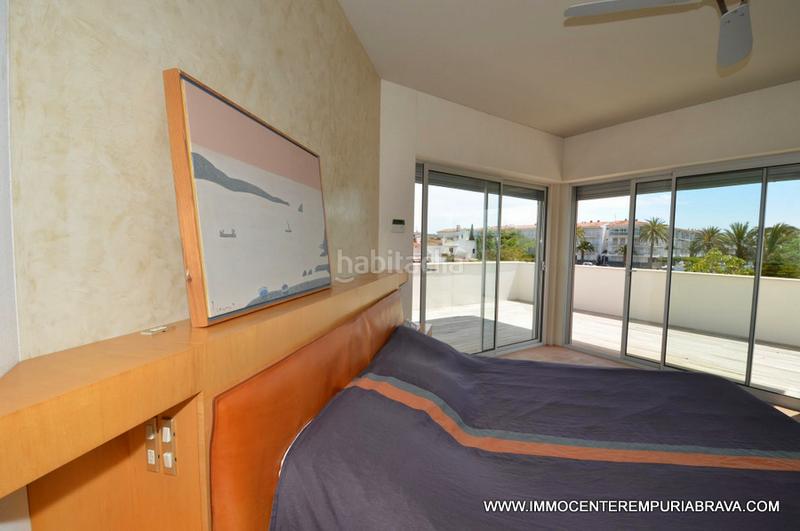 Foto dc60f214-9505-40e5-998c-af549b4a3a3e. Chalet exclusiva y moderna, villa de arquitecto con amarre para velero. en Empuriabrava