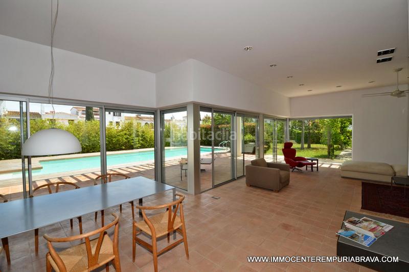 Foto e4008862-0c00-43cc-9380-f8188276a6a1. Chalet exclusiva y moderna, villa de arquitecto con amarre para velero. en Empuriabrava