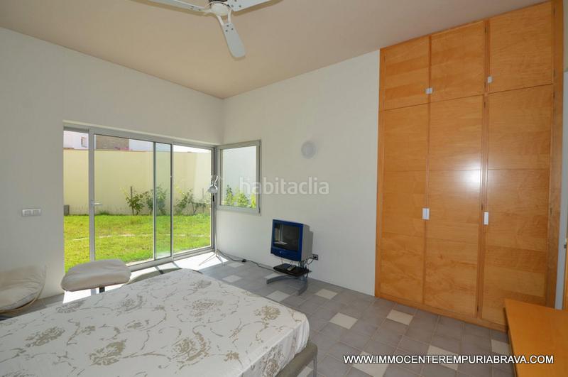 Foto e45c9c2c-1684-4b64-ae76-cf717982ace3. Chalet exclusiva y moderna, villa de arquitecto con amarre para velero. en Empuriabrava
