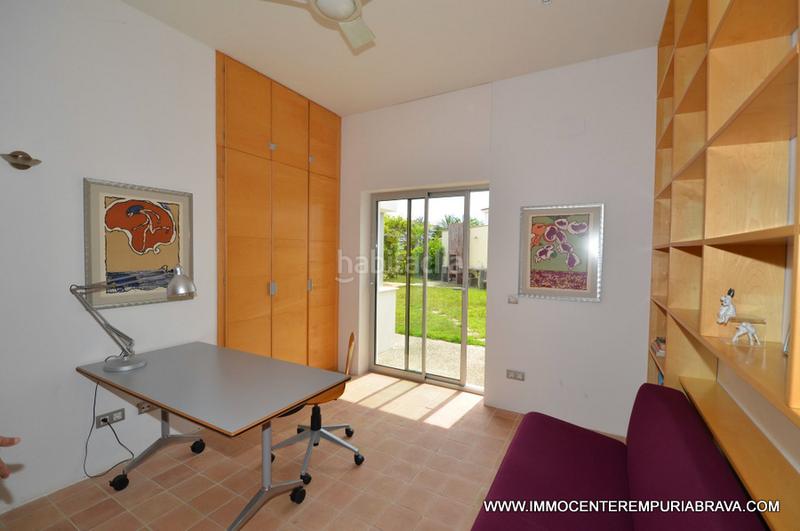 Foto e7e87032-3c2d-483b-874e-5d1da68d2546. Chalet exclusiva y moderna, villa de arquitecto con amarre para velero. en Empuriabrava