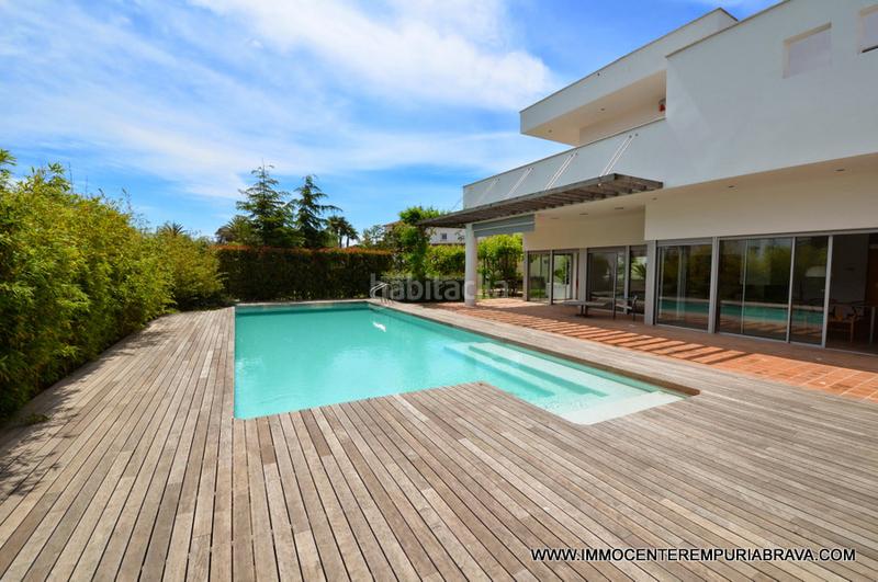 Foto e97688c4-782c-4afb-b44b-0584ffab9931. Chalet exclusiva y moderna, villa de arquitecto con amarre para velero. en Empuriabrava