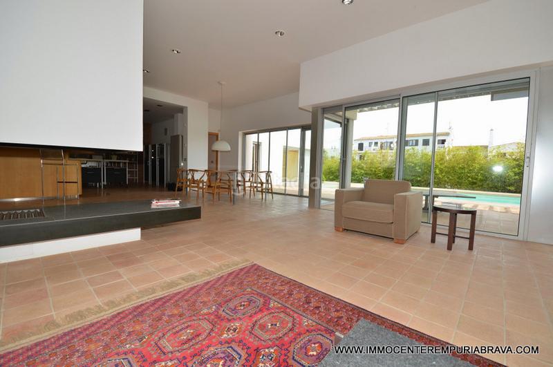 Foto ea085cae-e8cd-4ad7-8eb4-5d8296eb8537. Chalet exclusiva y moderna, villa de arquitecto con amarre para velero. en Empuriabrava