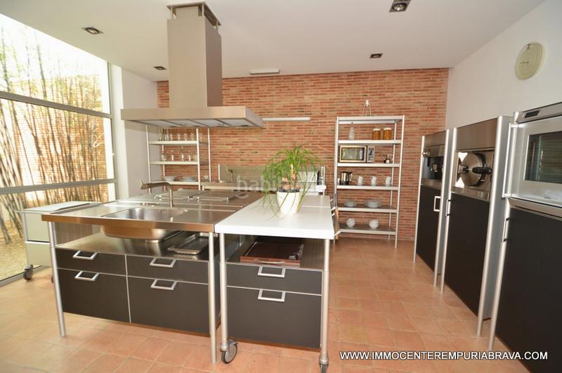 Foto f0f5c007-80f6-4ea1-8f08-1afab52f0696. Chalet exclusiva y moderna, villa de arquitecto con amarre para velero. en Empuriabrava