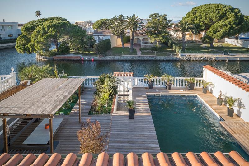 Foto 1b2d7683-d244-484e-a448-9ff236a8805f. Chalet hermosa villa de estilo loft en el gran canal y amarre en Empuriabrava