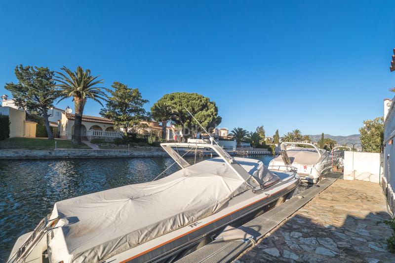 Foto 2f604184-1fc1-4222-b067-df8936c7ac45. Chalet hermosa villa de estilo loft en el gran canal y amarre en Empuriabrava