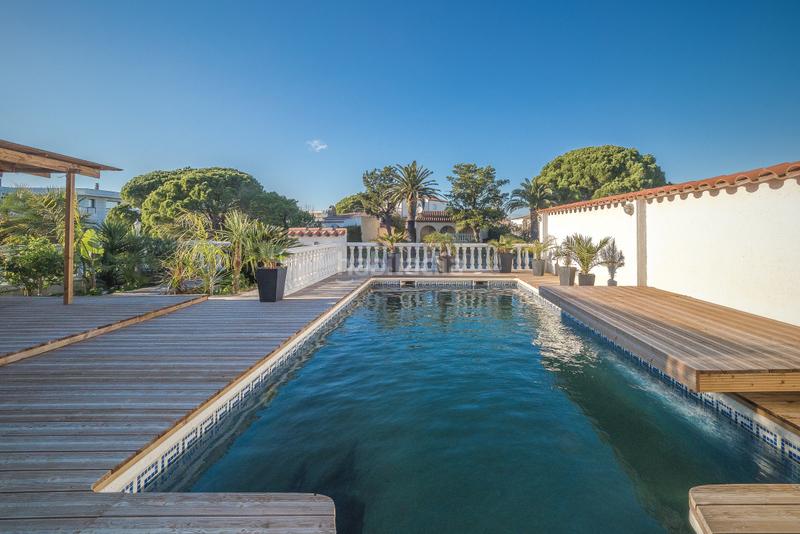 Foto d82b05bd-eab5-4546-bac9-9b1e8e9b6284. Chalet hermosa villa de estilo loft en el gran canal y amarre en Empuriabrava